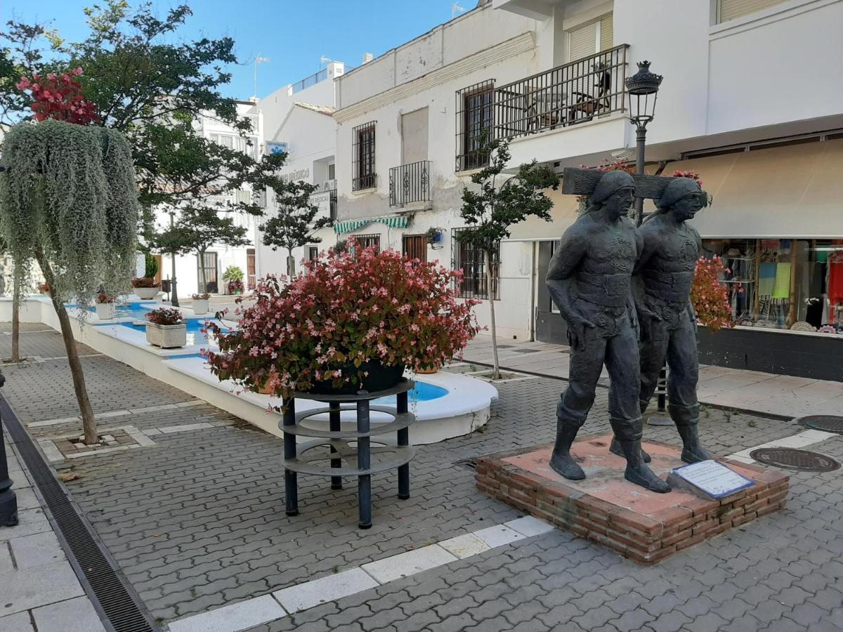 Hotel Buenavista Estepona Exterior photo Sculpture of the Three Graces