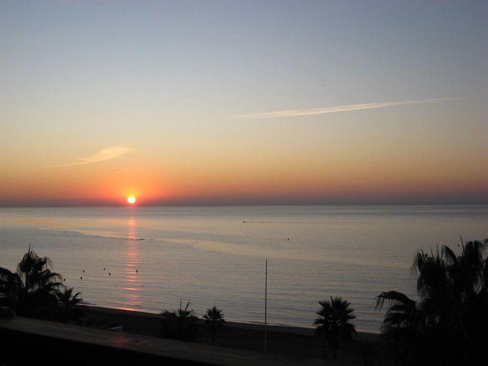 Hotel Buenavista Estepona Exterior photo Sunset over the Gulf of Roses